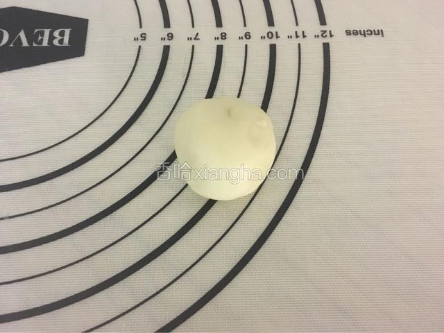 称重分好30个面剂，用皮包酥像包包子一样包好