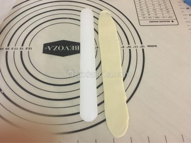继续擀成长条状