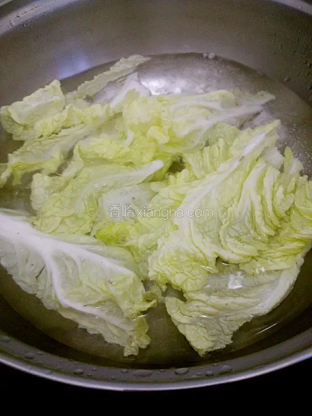 大白菜叶洗净撕小片，放进开水锅里焯水至断生即捞出