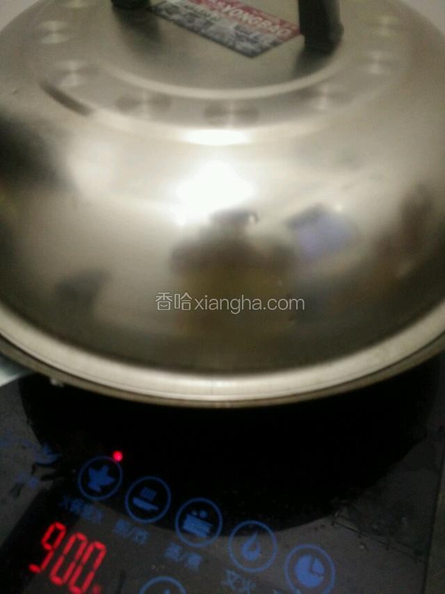 盖上盖子，烧开后转中小火熬三五分钟，把酸菜味熬出来