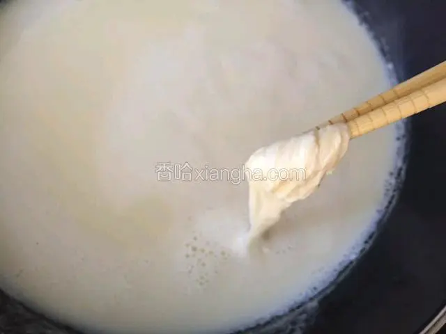 豆浆表面有结豆皮，记得捞出来
