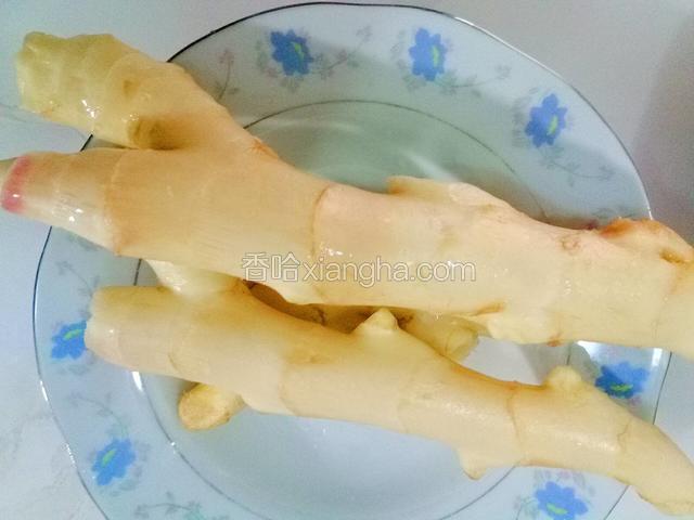 子姜洗净，切成片。