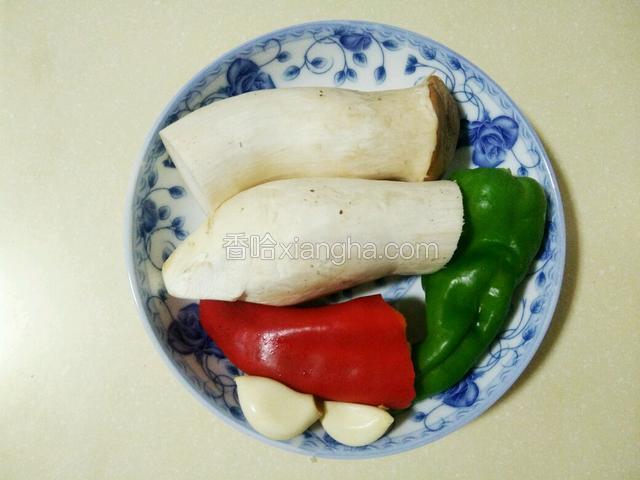 准备食材：杏鲍菇，青椒，红椒 ，蒜瓣