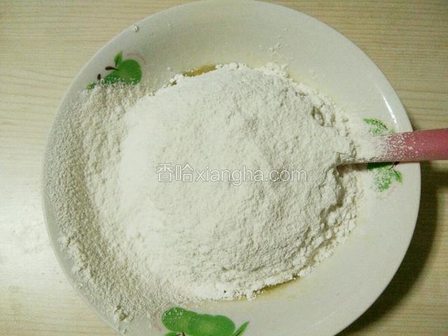 将苏打粉，泡打粉和面粉一起过筛到碗里