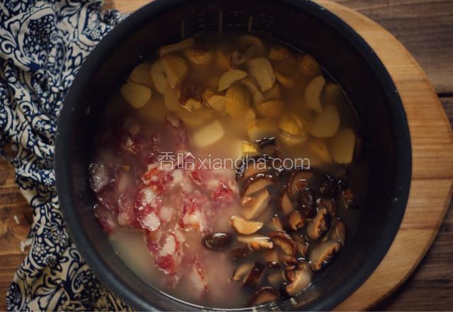 将泡好的米放入电饭煲中，加入泡香菇的水（不够再加适量清水），并滴入几滴白醋，水量高出米1厘米左右即可，也就是平时烧饭的水量。把香菇、栗子和香肠也都放入电饭煲中。按下电饭煲开关，精煮45分钟。