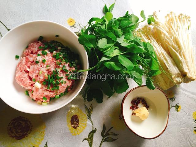 准备好食材。我是直接把葱花先加入了瘦肉末。葱花不能省略哦。