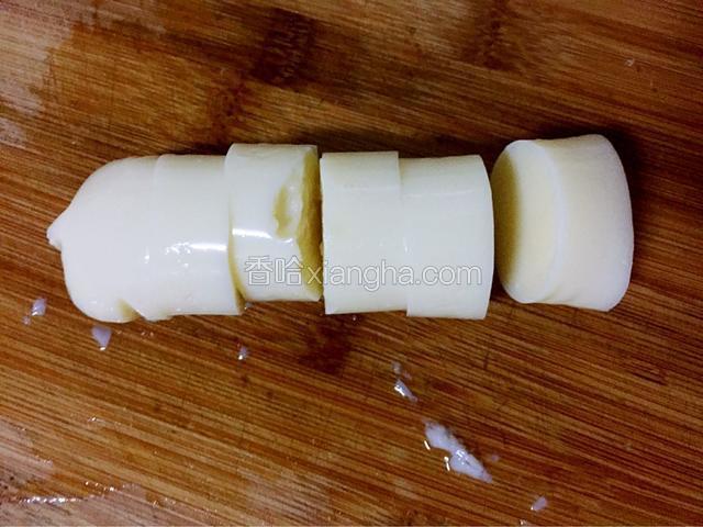 玉子豆腐去掉包装后去头尾后切成大小均匀的圆形（我两条去头尾后各切成5个，共10个，大小可随自己喜好切）