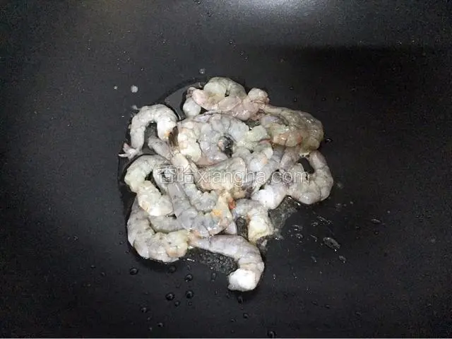 锅中倒入适量油烧热后放入虾仁翻炒至变色盛出备用