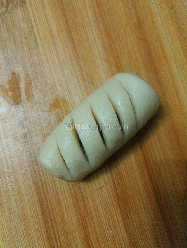 用刀在上面划几道口子