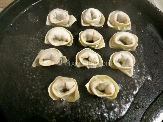 放入适量的清水，每个馄饨底部都浸在水里就可以了，盖上锅盖焖两三分钟