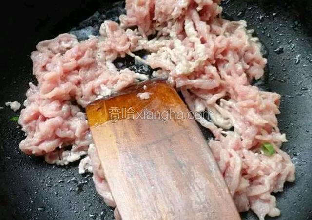 取锅上火烧热倒去冷油将肉丝快速翻炒 起锅装盘备用