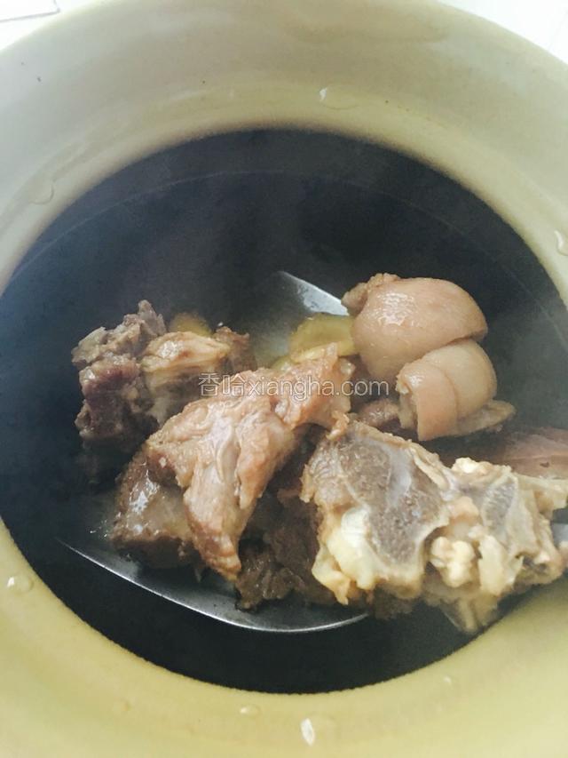 沙锅加水烧开后，放入炒香的羊肉，焖煮1个半小时（水满过羊肉就好了，要一次性加够水，中途再添加，煮出来的口感就差远了）