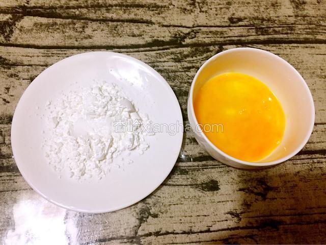 鸡蛋打散，淀粉放入盘子备好