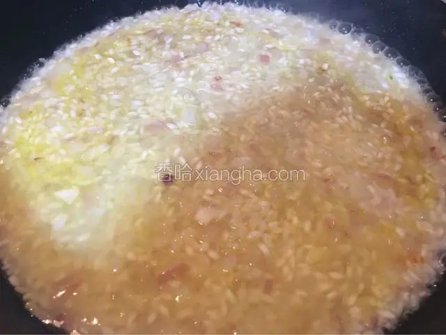 放入一半的高汤，小火焖煮收干；