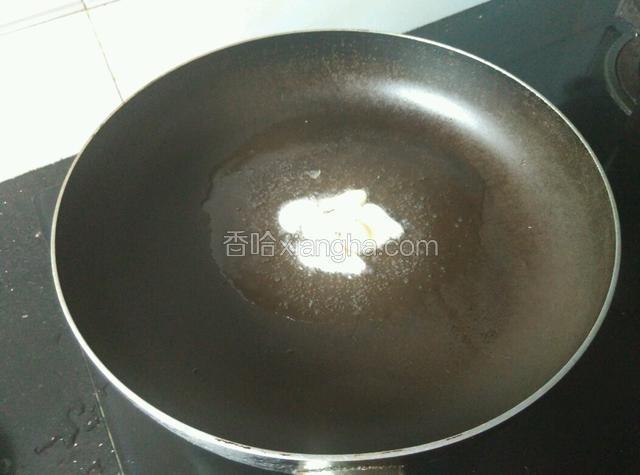 油锅烧热，下蒜片爆香。