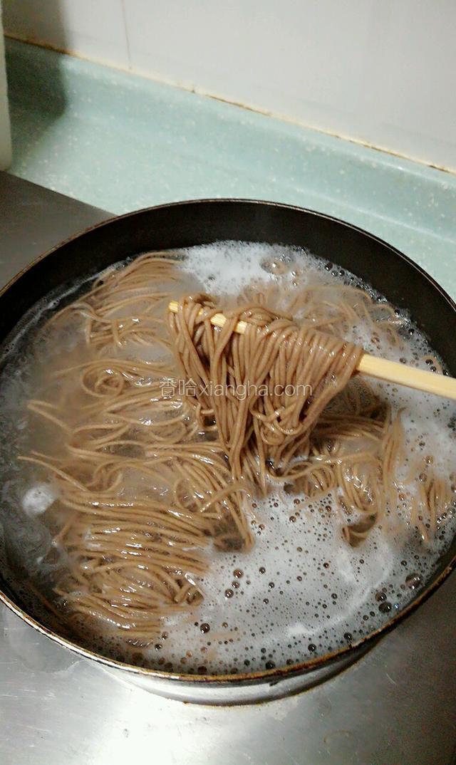 取一把荞麦面100克，放锅里用适量开水煮三分钟～