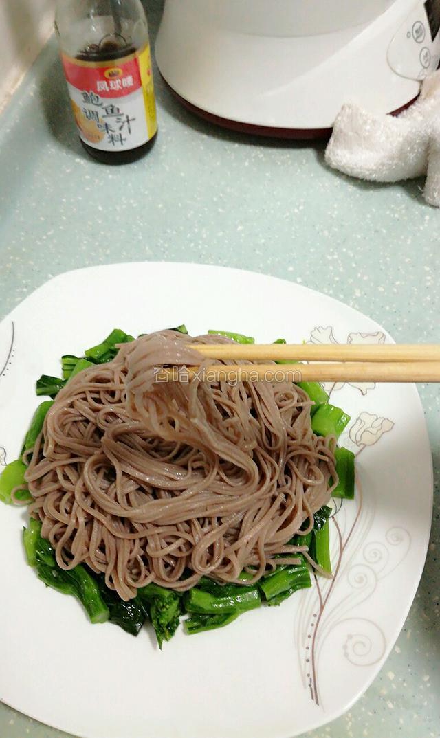 再把面条铺在菜上～