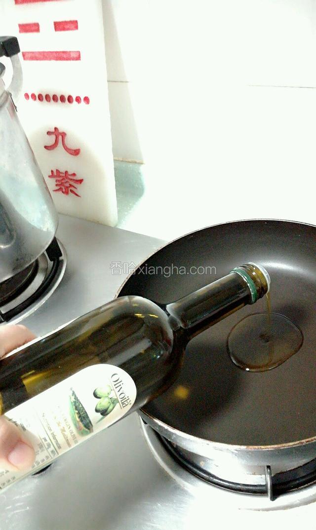 热锅倒入橄榄油～