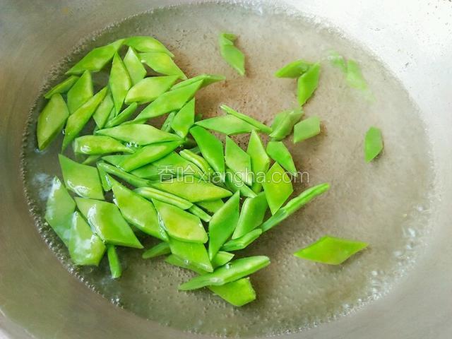 锅里添水烧开，将步骤1的芸豆倒入锅里焯水，芸豆焯水至八分熟。