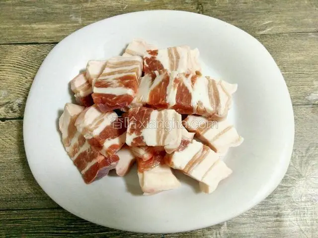 带皮五花肉切成自己喜欢的块