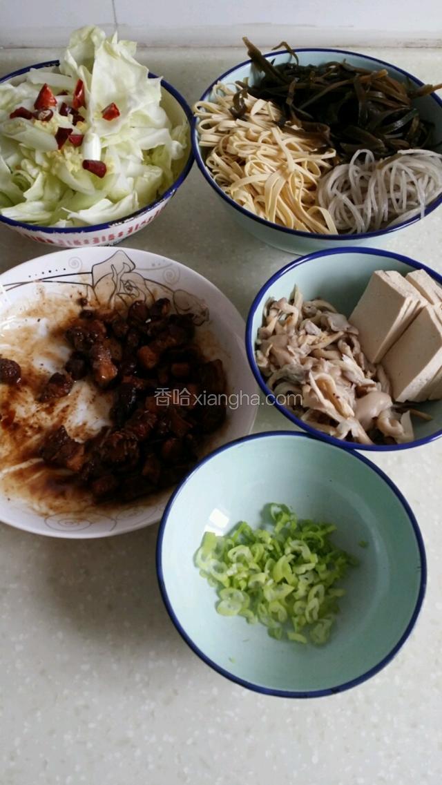 准备食材（花白洗净切块，豆腐切片，豆腐皮切丝，蘑菇，粉条，海带丝用开水煮一下洗净）