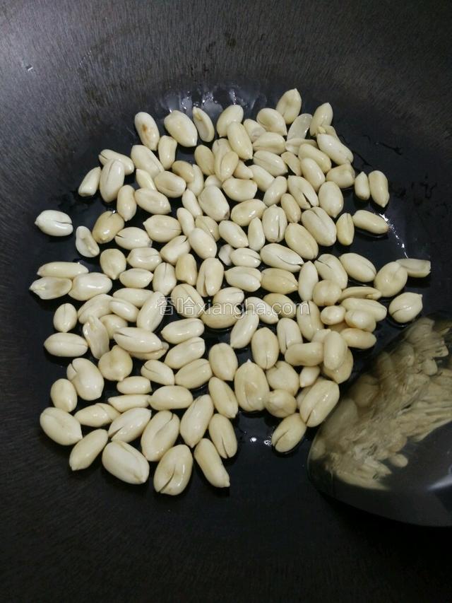 热锅倒入少许花生油（比平时炒菜的量少），小火不停翻炒