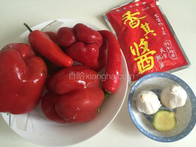 准备食材（因为怕太辣，所以我只放了两个辣妹子辣椒，其余是红炒椒）。