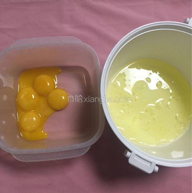 找两个干净的盆子，要求无水无油，蛋黄与蛋清分离，注意不要让蛋黄混到蛋清盆里，不然会影响打发