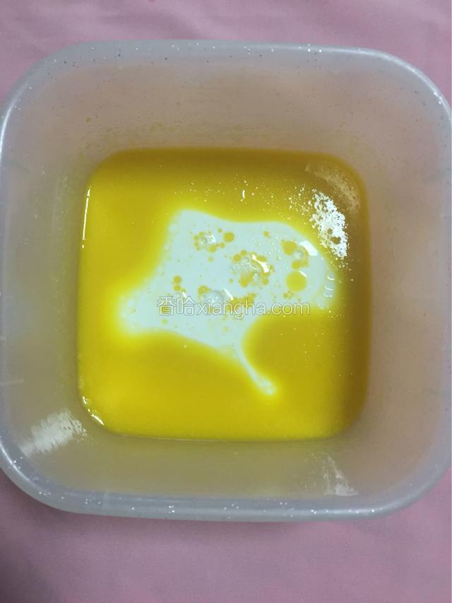 接着再加入牛奶继续搅打均匀