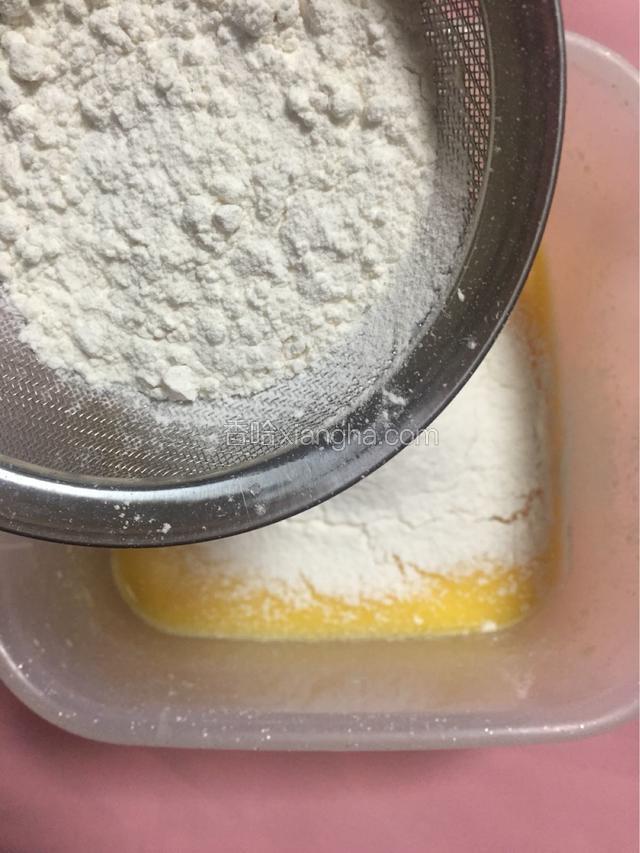 低筋粉和泡打粉混合后过筛，加入蛋黄盆中
