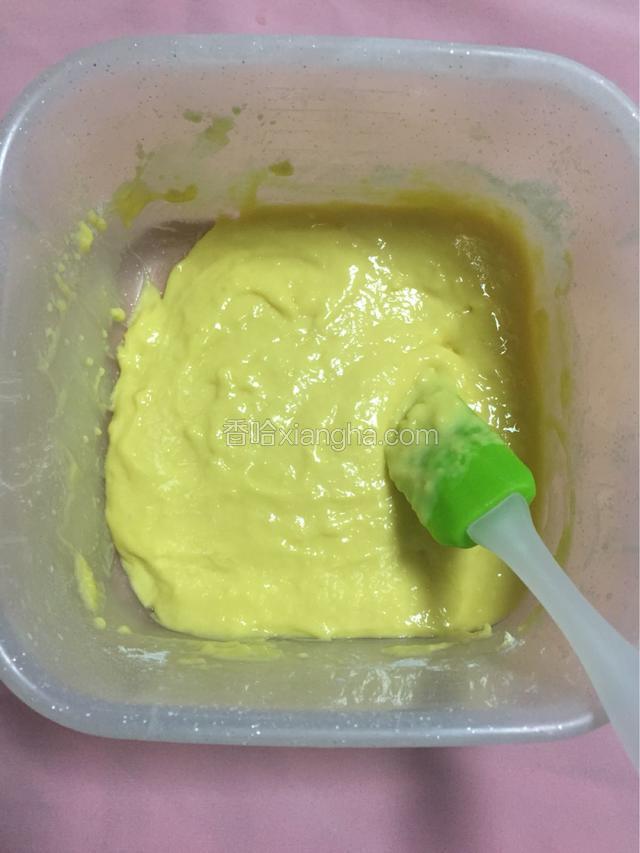 用橡皮刮刀翻拌均匀，别搅打这样容易起筋，拌成没有面粉颗粒的均匀面糊