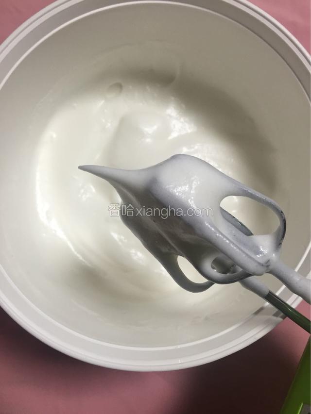 蛋白打成9分发就可以了，打蛋器停止，蛋白能拉出一个直立的小尖角，且不会往下掉，就说明已经达到了干性发泡的状态，就不要继续搅打了