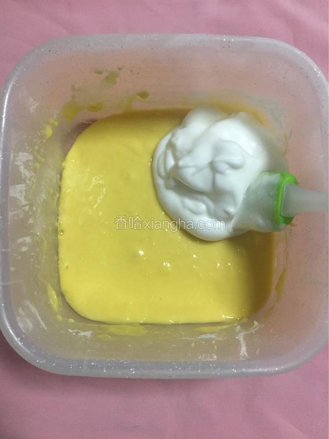 用橡皮刮刀取三分之一蛋白到蛋黄盆里，轻轻翻拌，像炒菜一样，不要打圈圈搅拌，容易消泡
