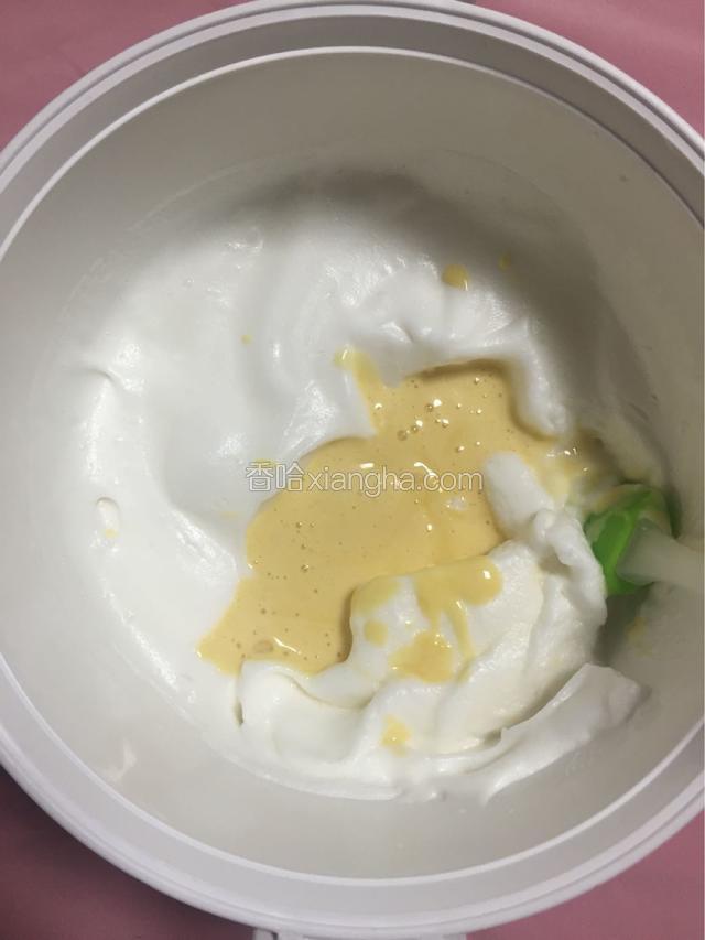翻拌好的面糊倒入蛋白盆里，继续翻拌均匀