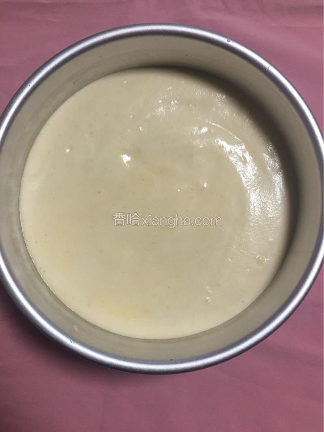 倒入蛋糕模具，把盆子里的面糊刮干净，轻震几下震出里面的大气泡