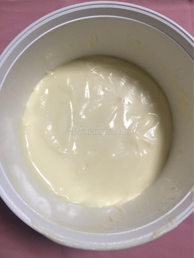 翻拌好的面糊有微微的光泽度，且没有蛋白整体均匀
