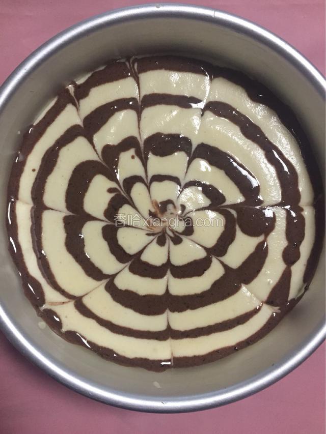 用牙签从边缘向中心画出花型