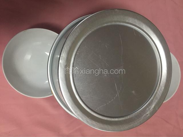 出炉之后举起模具摔几下，震出蛋糕体内的热气，然后迅速倒扣，同时也起到下拉的作用，防止蛋糕塌陷