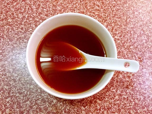 取一个碗：加入番茄酱、白糖、生抽、盐、清水调成酱汁备用