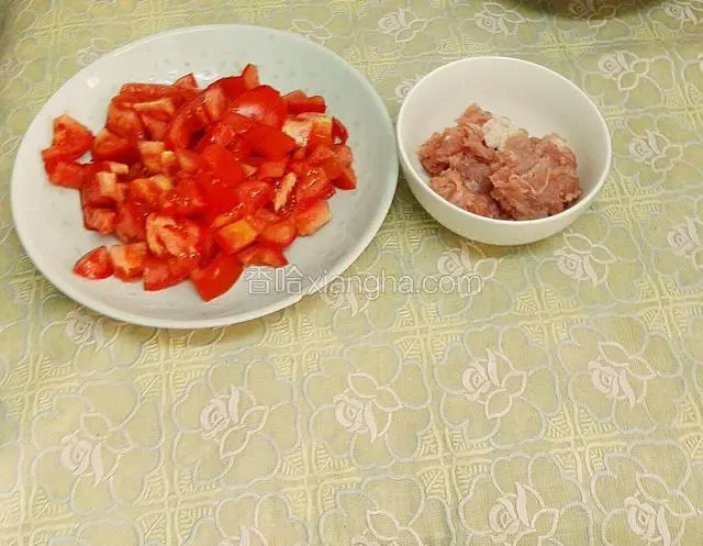肉末用盐，粟粉，生抽一勺，胡椒粉腌制十五分钟，番茄去皮(可以不去皮)切小块