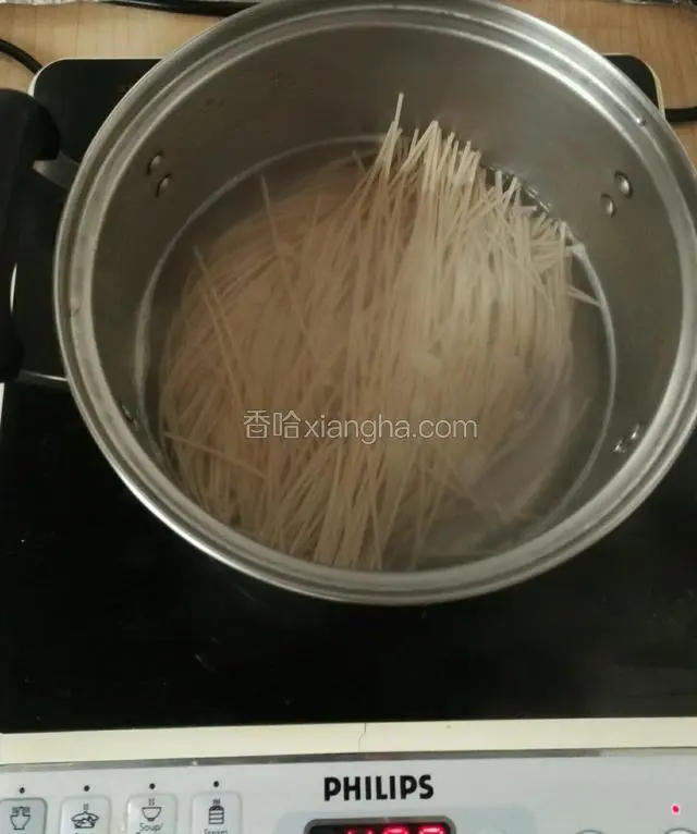 烧开水下面条加适量盐，顺便把切段的豆角也放水里煮熟，加适量盐