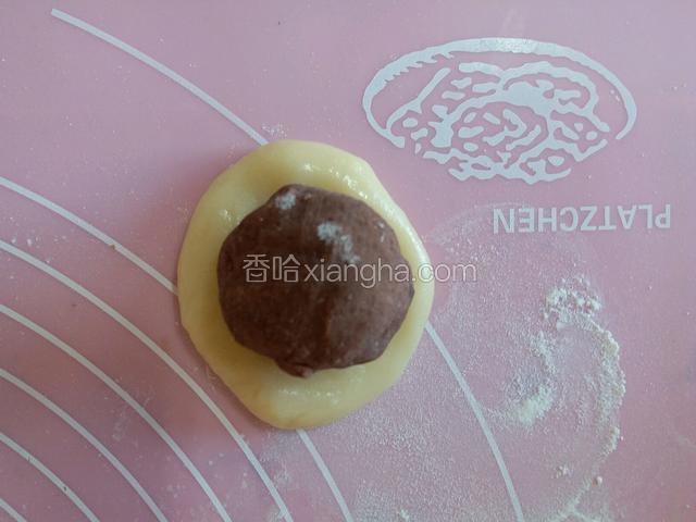 开始包月饼了，把豆沙馅放到饼皮上。