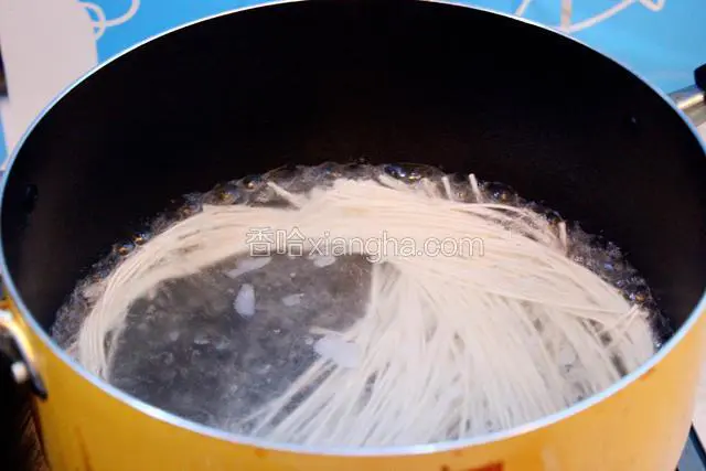 面条煮至快熟后捞出控水