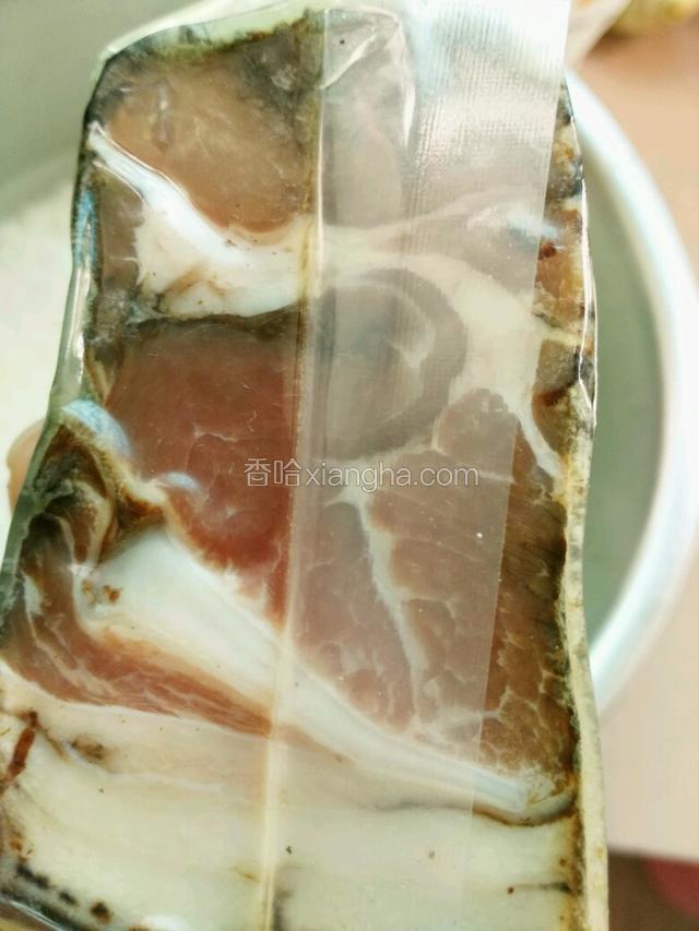 准备少许腊肉