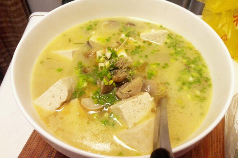 海鲫鱼豆腐菌菇汤