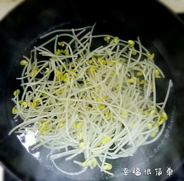 把洗干净的豆芽焯水。