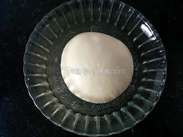 滚圆放容器里，覆盖保鲜膜放温暖处进行基础发酵。