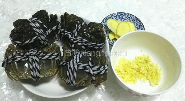 准备材料：姜一部分切片，一部分切粒，蒜切粒。