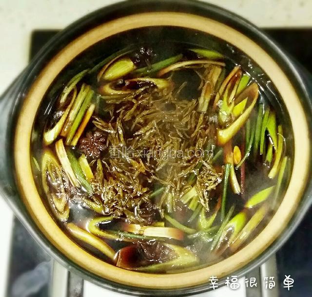 忘加茶叶了，赶紧补上 ，开大火煮沸，再改小火炖二十分钟左右。