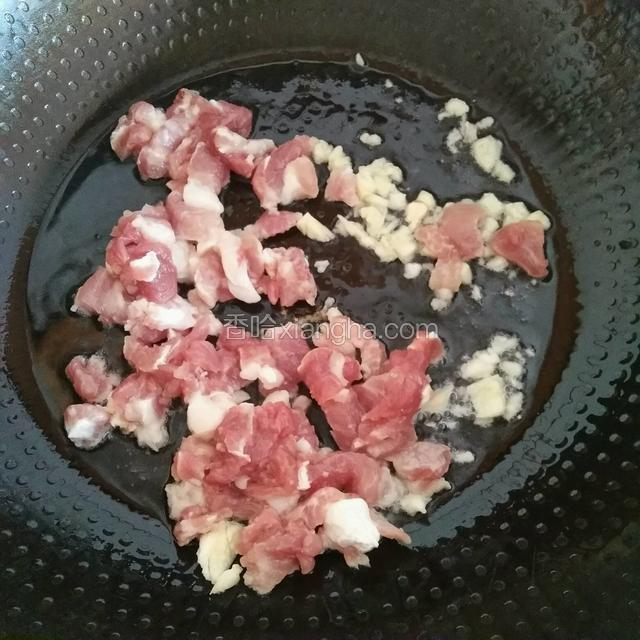 热锅爆香蒜末，把瘦肉倒进去偏炒变色